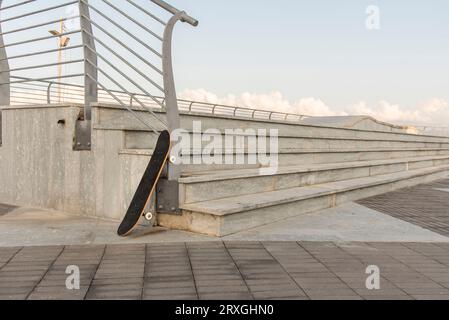 Skateboard in nuova strada deserta Stockfoto