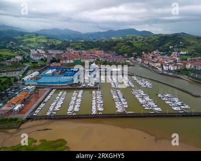 Luftaufnahme der Gemeinde Zumaya und ihres Hafens im Baskenland, Spanien Stockfoto