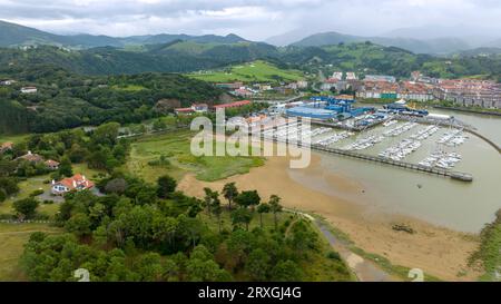 Luftaufnahme der Gemeinde Zumaya und ihres Hafens im Baskenland, Spanien Stockfoto