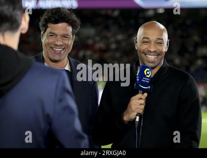 Rai und Thierry Henry kommentieren für Amazon Prime Video das Fußballspiel der französischen Meisterschaft Ligue 1 zwischen Paris Saint-Germain und Olympique de Marseille am 24. September 2023 im Parc des Princes Stadion in Paris, Frankreich Stockfoto