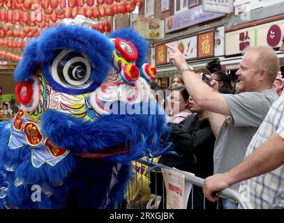 (230925) -- LONDON, 25. September 2023 (Xinhua) -- Einheimische beobachten eine Löwen-Tanzvorstellung bei einer Show zur Feier des chinesischen Mid-Autumn Festivals in London, Großbritannien, 24. September 2023. Am Sonntagnachmittag fand in London Chinatown eine Show zur Feier des chinesischen Mid-Autumn Festivals statt, die viele mit Aufführungen der chinesischen Kultur und Kunst beeindruckte Die Show begann mit einem Löwentanz und fesselte eine große Menge in der belebten Gegend mit einer Vielzahl von Programmen, darunter chinesische Tänze, instrumentale Aufführungen, Lieder, Puppentanz, und Akrobatik. Das jährliche Mid- Stockfoto