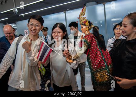 Samut Prakarn, Thailand. September 2023 25. Chinesische Touristen werden von einer traditionellen thailändischen Marionettentanz-Vorstellung begrüßt, nachdem sie am internationalen Flughafen Suvarnabhumi während einer Begrüßungszeremonie am ersten Tag des Visafreies der Regierung angekommen sind. Um den Tourismus anzukurbeln, gewährt die thailändische Regierung ab September 25 chinesischen und kasachischen Touristen eine vorübergehende Befreiung von der Visumpflicht für 30-tägige Besuche. Die Verzichtserklärung läuft Ende Februar ab. Quelle: SOPA Images Limited/Alamy Live News Stockfoto