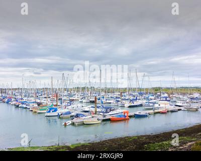 Segelyachten, die im Yachthafen von Burnham in Crouch, Essex, England, vor Anker liegen. Stockfoto