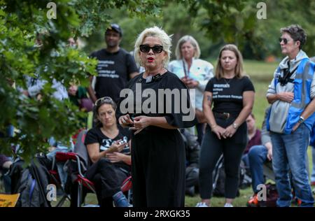 London, Großbritannien. September 2023. Kellie-Jay Keen spricht mit den versammelten Unterstützern bei der „Let Women Speak“-Veranstaltung im Hyde Park. Kellie-Jay Keen aka Posie Parker ist die Gründerin der umstrittenen Gruppe Standing for Women, die jeden Monat ein Treffen mit dem Titel "Let Women Speak" veranstaltet, bei dem Frauen ermutigt werden, offen darüber zu sprechen, wie Transgenderismus die Rechte von Frauen beeinflusst. Sie hat sich gegen Pubertätsblocker und Hormonersatztherapie für Transgender-Kinder ausgesprochen. Sie wendet sich auch gegen Drag-Performances vor Kindern. (Foto: Martin Pope/SOPA Images/SIPA USA) Credit: SIPA USA/Alamy Live News Stockfoto