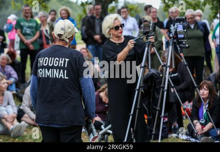Eine Frau steht in einem T-Shirt mit „Thought Criminal“ auf der Rückseite im Hyde Park, der in sozialen Medien live gestreamt wird, zum Reden bereit. Kellie-Jay Keen aka Posie Parker ist die Gründerin der umstrittenen Gruppe Standing for Women, die jeden Monat ein Treffen mit dem Titel "Let Women Speak" veranstaltet, bei dem Frauen ermutigt werden, offen darüber zu sprechen, wie Transgenderismus die Rechte von Frauen beeinflusst. Sie hat sich gegen Pubertätsblocker und Hormonersatztherapie für Transgender-Kinder ausgesprochen. Sie wendet sich auch gegen Drag-Performances vor Kindern. (Foto von Martin Pope/SOPA Images/SIPA USA) Stockfoto