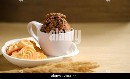 Kekse in einem Teller auf einem Holztisch. Stockfoto