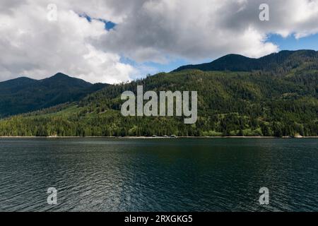 Fischzuchtbetriebe in den Küstengewässern von British Columbia, Kanada Stockfoto