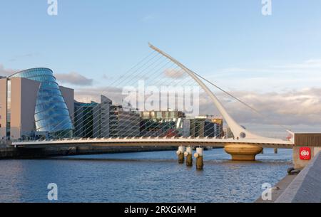 Blick auf die Docklands in Dublin, Irland, mit der Samuel-Beckett-Brücke im Vordergrund Stockfoto