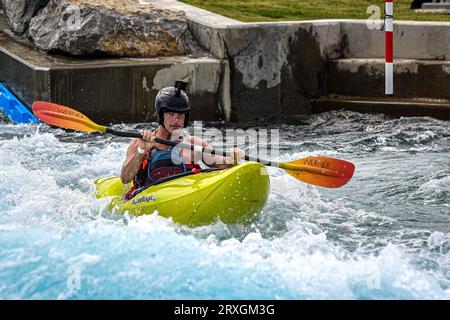 Montgomery, Alabama, USA, Sept. 2, 2023: Ein kaukasischer männlicher Kajakfahrer, der in einem Kajak-Slalom-Kurs in Montgomery Whitewater um ein Tor navigiert. Stockfoto