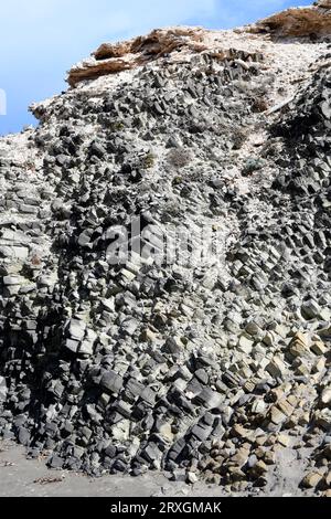 Andesite Kuppel mit säulennaher Trennung, bedeckt von einer Fossildüne. Cabo de Gata Geopark, Almeria, Andalusien, Spanien. Stockfoto