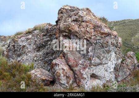 Vulkanische Felsformation Ignimbrit. Die gelben Venen sind aus Jarosite-Mineralien und rötlich aus Goethit. Dieses Foto wurde in Rodalquilar Caldera, Cabo aufgenommen Stockfoto