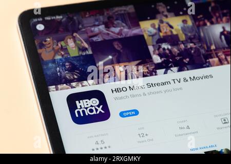 New York, USA – 24. August 2023: HBO Max App im Apple Store auf ipad Tablet-Bildschirm Nahansicht Stockfoto