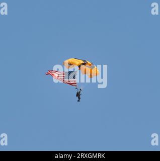 Cleveland National Airshow. Burke Lakefront Airport. September 2023. US Army Golden Knight Fallschirmspringer mit amerikanischer Flagge Stockfoto