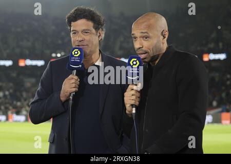 Rai und Thierry Henry kommentieren für Amazon Prime Video das Fußballspiel der französischen Meisterschaft Ligue 1 zwischen Paris Saint-Germain und Olympique de Marseille am 24. September 2023 im Parc des Princes Stadion in Paris, Frankreich Stockfoto