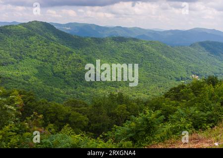 Blick vom Blue Ridge Parkway, landschaftlich reizvolle Autobahn südlich von Cherokee, NC. Der Blue Ridge Parkway ist die einzige Straße, die zum Nationalpark erklärt wurde. Stockfoto