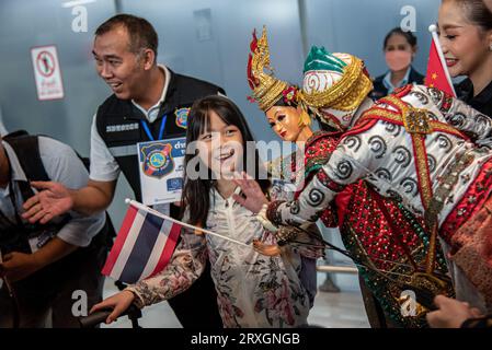 Samut Prakarn, Thailand. September 2023 25. Chinesische Touristen werden von einer traditionellen thailändischen Marionettentanz-Vorstellung begrüßt, nachdem sie am internationalen Flughafen Suvarnabhumi während einer Begrüßungszeremonie am ersten Tag des Visafreies der Regierung angekommen sind. Um den Tourismus anzukurbeln, gewährt die thailändische Regierung ab September 25 chinesischen und kasachischen Touristen eine vorübergehende Befreiung von der Visumpflicht für 30-tägige Besuche. Die Verzichtserklärung läuft Ende Februar ab. (Foto: Peerapon Boonyakiat/SOPA Images/SIPA USA) Credit: SIPA USA/Alamy Live News Stockfoto