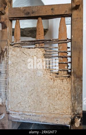 Wattle and daub, alte Verbundbauweise des mit Lehm getränkten Gitters im Museum des wallonischen ländlichen Lebens in Saint-Hubert, Luxemburg, Belgien Stockfoto