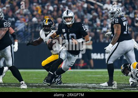 Las Vegas, Nevada, USA. September 2023. 24. September 2023 der Quarterback Jimmy Garoppolo (10) der Las Vegas Raiders läuft mit dem Ball während der Pittsburgh Steelers vs Las Vegas Raiders in Las Vegas, NV. Jake Mysliwczyk/AMG Media (Bild: © Jake Mysliwczyk/BMR über ZUMA Press Wire) NUR REDAKTIONELLE VERWENDUNG! Nicht für kommerzielle ZWECKE! Stockfoto