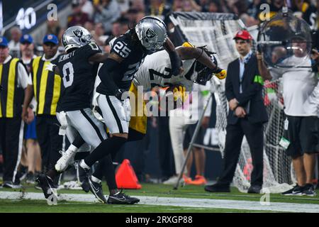 Las Vegas, Nevada, USA. September 2023. 24. September 2023 Las Vegas Raiders Safety Tre'von Moehrig (25) tackert Pittsburgh Steelers Running Back Najee Harris (22) während Pittsburgh Steelers vs Las Vegas Raiders in Las Vegas, NV. Jake Mysliwczyk/AMG Media (Bild: © Jake Mysliwczyk/BMR über ZUMA Press Wire) NUR REDAKTIONELLE VERWENDUNG! Nicht für kommerzielle ZWECKE! Stockfoto