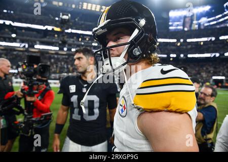 Las Vegas, Nevada, USA. September 2023. 24. September 2023 Pittsburgh Steelers Quarterback Kenny Pickett (8) und Las Vegas Raiders Quarterback Jimmy Garoppolo (10) während des Postgame bei Pittsburgh Steelers vs Las Vegas Raiders in Las Vegas, NV. Jake Mysliwczyk/AMG Media (Bild: © Jake Mysliwczyk/BMR über ZUMA Press Wire) NUR REDAKTIONELLE VERWENDUNG! Nicht für kommerzielle ZWECKE! Stockfoto