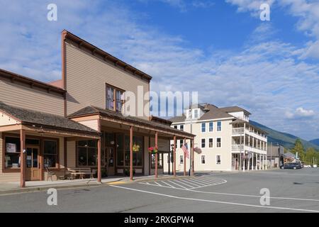 Skykomish, WA, USA – 22. September 2023; Blick auf die Stadt entlang der Railroad Avenue in Skykomish mit historischen Gebäuden Stockfoto