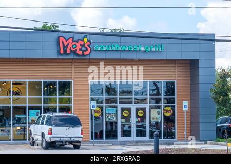 METAIRIE, LA, USA - 22. JULI 2023: Front of Moe's Southwest Grill on Veteran's Memorial Boulevard Stockfoto