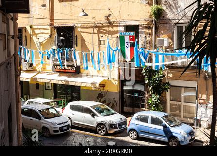 Neapel, Italien - 16. Juni 2023: Neapel Champions von Italien, blau-weiße Feiertagsbänder und Flaggen auf den Straßen im Stadtzentrum von Neapel, IT Stockfoto