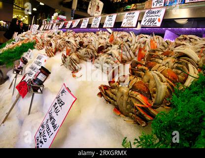 Seattle, USA - 4 10 2010: Frische Krabben auf Eis auf einem Meeresfrüchtemarkt am Pike Place Market in Seattle, Washington, USA - die Krabben sind riesig, frisch und lebhaft und von Preisschildern umgeben. Stockfoto