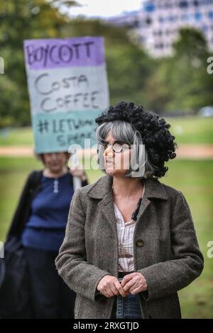 Eine Frau steht mit einer Perücke und einer Plastiknase in einem komischen Statement, dass sie im Hyde Park verkleidet ist, um zu sprechen. Kellie-Jay Keen aka Posie Parker ist die Gründerin der umstrittenen Gruppe Standing for Women, die jeden Monat ein Treffen mit dem Titel "Let Women Speak" veranstaltet, bei dem Frauen ermutigt werden, offen darüber zu sprechen, wie Transgenderismus die Rechte von Frauen beeinflusst. Sie hat sich gegen Pubertätsblocker und Hormonersatztherapie für Transgender-Kinder ausgesprochen. Sie wendet sich auch gegen Drag-Performances vor Kindern. (Foto von Martin Pope/SOPA Images/SIPA USA) Stockfoto