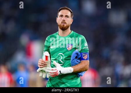 Rom, Italien. September 2023. Jan Oblak von Atletico de Madrid begrüßt die Fans während des UEFA Champions League-Gruppe-E-Spiels zwischen SS Lazio und Atletico de Madrid im Stadio Olimpico Roma am 19. September 2023 in Rom. Quelle: Giuseppe Maffia/Alamy Live News Stockfoto