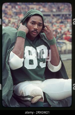 Porträt des New York Jets-Empfängers Jerome Barkum, der in den späten 1970er Jahren während eines Spiels im Shea Stadium in Flushing, Queens, New York, auf der Bank saß Stockfoto