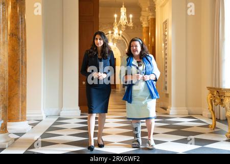 Innenministerin Suella Braverman (links) geht mit der britischen Botschafterin in den Vereinigten Staaten Karen Pierce in die Residenz des britischen Botschafters in Washington DC, nachdem sie für einen dreitägigen Besuch im Land angekommen ist. Bilddatum: Montag, 25. September 2023. Stockfoto