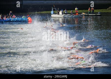 Pontevedra, Spanien. September 2023. Pontevedra, Spanien, 24. September 2023: Triathleten im Schwimmbereich während der Frauen-Elite-Triathlon-Weltmeisterschaft 2023, am 24. September 2023, in Pontevedra, Spanien. (Foto: Alberto Brevers/Pacific Press/SIPA USA) Credit: SIPA USA/Alamy Live News Stockfoto