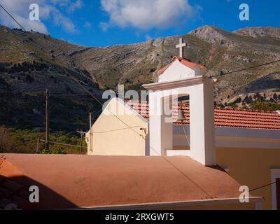 Symi Island, Griechenland. Griechenland Inseln Urlaub von Rhodos in der Ägäis. Bunte neoklassizistische griechisch-orthodoxe Kirche St. George in Pedi Stockfoto