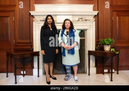 Die britische Botschafterin Suella Braverman (links) trifft Karen Pierce in der Residenz des britischen Botschafters in Washington DC, nachdem sie zu einem dreitägigen Besuch im Land angekommen ist. Bilddatum: Montag, 25. September 2023. Stockfoto