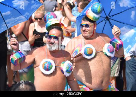 Brighton and Hove, Vereinigtes Königreich, 4. August 2018 und 5. August 2018: Bunte Feierlichkeiten mit Regenbogenkostümen und Regenschirmen während der Pride-Parade Stockfoto
