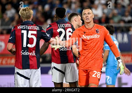 Victor Kristiansen und Lukasz Skorupski vom Bologna FC begrüßen sich während des Fußballspiels der Serie A zwischen Bologna FC und SSC Napoli im Renato Dall'Ara Stadion in Bologna (Italien), 24. September 2023. Stockfoto