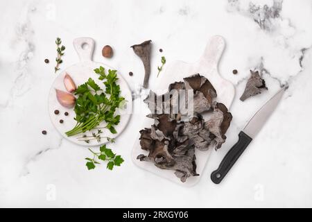 Schwarze Pfifferlingen, bereit zum Kochen. Craterellus cornucopioides, oder Horn des Überflusses Trompete oder der Toten Stockfoto