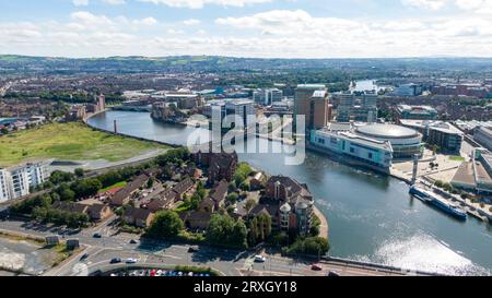 Blick aus der Luft auf den Fluss und die Gebäude im Stadtzentrum von Belfast Nordirland. Drohnenfoto, Blick auf die Stadt aus einem hohen Winkel Stockfoto