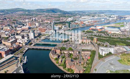 Blick aus der Luft auf den Fluss und die Gebäude im Stadtzentrum von Belfast Nordirland. Drohnenfoto, Blick auf die Stadt aus einem hohen Winkel Stockfoto