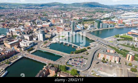 Blick aus der Luft auf den Fluss und die Gebäude im Stadtzentrum von Belfast Nordirland. Drohnenfoto, Blick auf die Stadt aus einem hohen Winkel Stockfoto