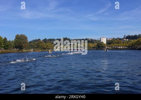 Pontevedra, Spanien. September 2023. Pontevedra, Spanien, 24. September 2023: Triathleten im Schwimmsektor während der Frauen-U23-Triathlon-Weltmeisterschaft 2023 am 24. September 2023 in Pontevedra, Spanien. (Foto: Alberto Brevers/Pacific Press/SIPA USA) Credit: SIPA USA/Alamy Live News Stockfoto