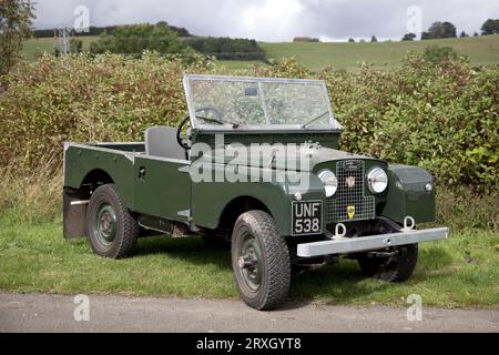 Vollständig restaurierter 1956 grüner Landrover der Serie 1, der auf Gras vor der Hecke Colemans Hill Farm Mickleton Chipping Campden UK geparkt ist Stockfoto