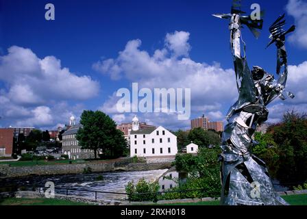 Slater Mill Historic Site mit Skulptur, Blackstone River Valley National Historical Park, Pawtucket, Rhode Island Stockfoto