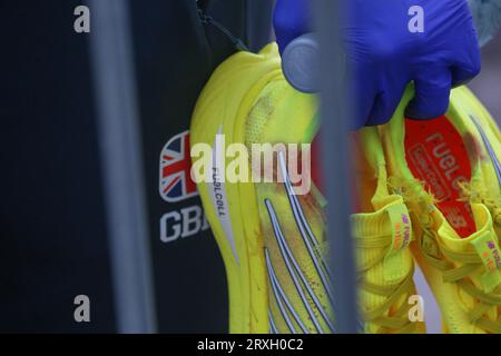 Pontevedra, Spanien. September 2023. Die blutigen Schuhe einer britischen Triathletin bei den Elite-Frauen-Triathlon-Weltmeisterschaften 2023 am 24. September 2023 in Pontevedra, Spanien. (Foto: Alberto Brevers/Pacific Press/SIPA USA) Credit: SIPA USA/Alamy Live News Stockfoto