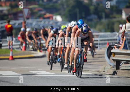 Pontevedra, Spanien. September 2023. Die deutsche Triathletin Tanja Neubert zieht das Feld bei den U23-Frauen-Triathlon-Weltmeisterschaften 2023 am 24. September 2023 in Pontevedra, Spanien. (Foto: Alberto Brevers/Pacific Press/SIPA USA) Credit: SIPA USA/Alamy Live News Stockfoto