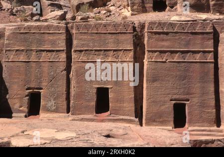 Höhlenwohnungen in der antiken Stadt Petra, Jordanien. Dies ist ein UNESCO-Weltkulturerbe. Stockfoto