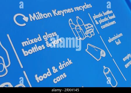 Die in Milton Keynes eingeführten neuen Recycling-Mülltonnen traten im September 2023 in Kraft Stockfoto