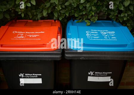 Die in Milton Keynes eingeführten neuen Recycling-Mülltonnen traten im September 2023 in Kraft Stockfoto