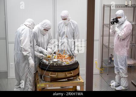 Dugway, Utah, USA. September 2023. Die Kurationsteams verarbeiten die Probe der OSIRIS-REX-Mission der NASA in einem Reinraum, Sonntag, 24. September 2023, in der Utah Test and Training Range des Verteidigungsministeriums. Die Probe wurde im Oktober 2020 von der NASA-Raumsonde OSIRIS-REX vom Asteroiden Bennu entnommen. (Bild: © NASA über ZUMA Press Wire) NUR REDAKTIONELLE VERWENDUNG! Nicht für kommerzielle ZWECKE! Stockfoto